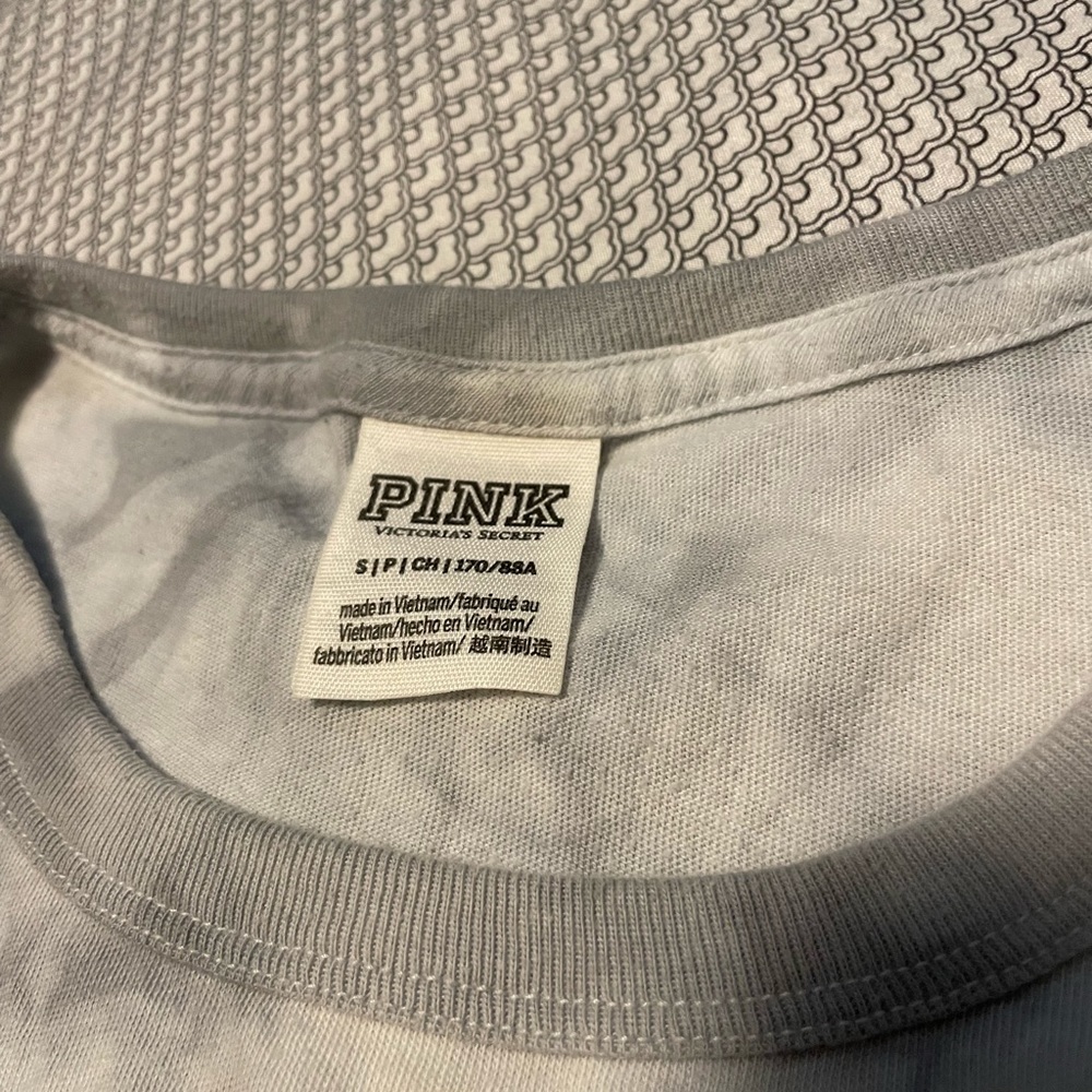 This shirt is very comfy and still good condition - Picture 2 of 4